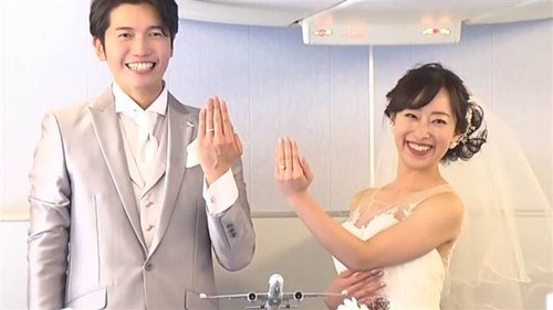 Giữa tâm dịch, người Nhật vẫn có thể làm đám cưới đắt đỏ trên không trung - 1