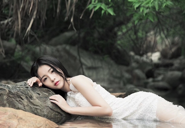 Loạt người mẫu Trung Quốc váy mỏng hững hờ đẹp như tiên hạ phàm