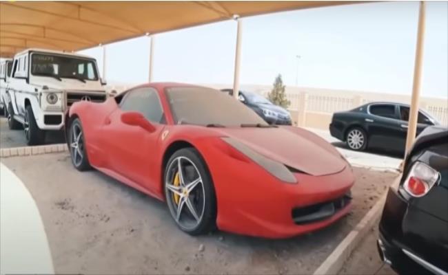 Hình ảnh những chiếc siêu xe và xe siêu sang bị bỏ rơi, nằm phủ bụi trên đường phố, trong các bãi đậu xe, trên sa mạc, hoặc các bãi tập kết ở Dubai… không hề hiếm gặp. 
