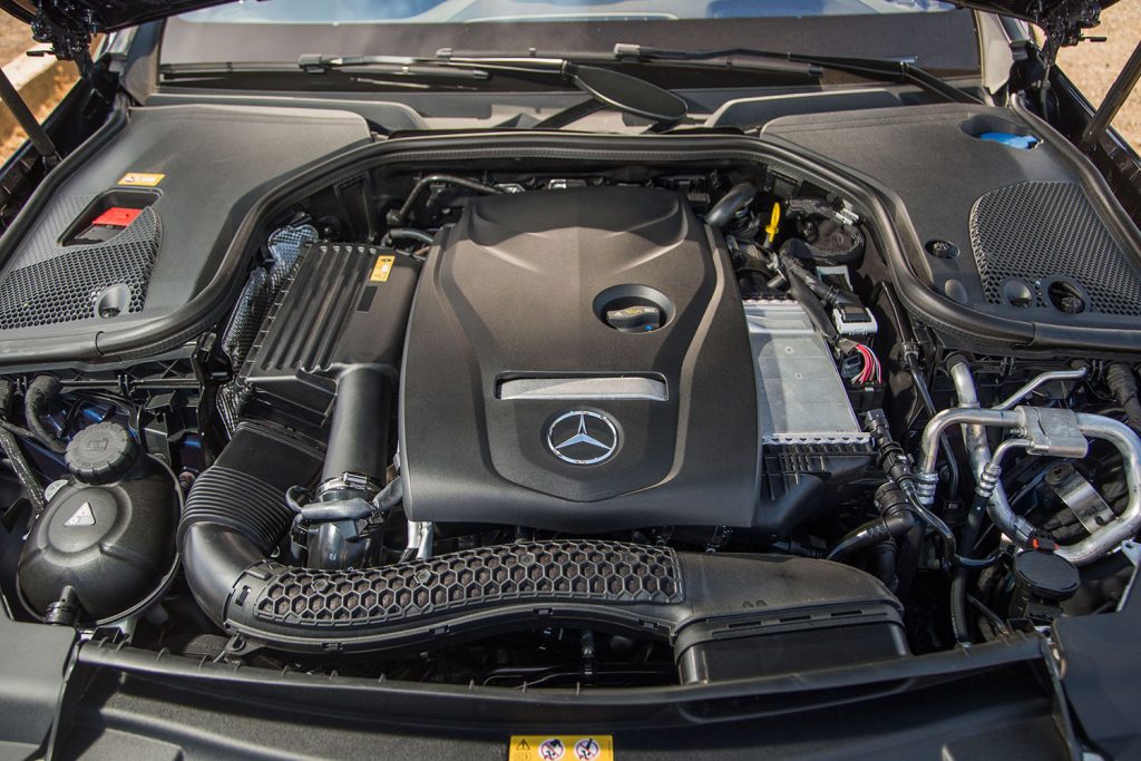 Mercedes-Benz C300 AMG vs Lexus IS300 Standard: Xe sang nào &#34;yêu thương&#34; hơn trong phân khúc 2 tỷ đồng? - 6