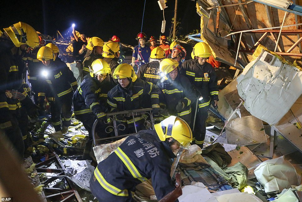 Đội cứu hộ tìm kiếm nạn nhân sau trận lốc xoáy ở thành phố Vũ Hán hôm 14/5. Ảnh: AP