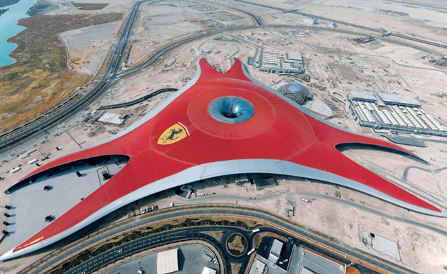 Ferrari World là công viên giải trí trong nhà lớn nhất thế giới, được xây dựng theo chủ đề Ferrari - thương hiệu nổi tiếng và được ưa thích nhất ở UAE. 

