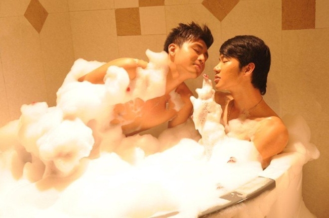 Trương Nam Thành đóng cảnh nóng đồng tính trong phim Cảm hứng hoàn hảo. Cảnh tắm chung của hai diễn viên được nhận xét đẹp mắt và có góc quay nghệ thuật.
