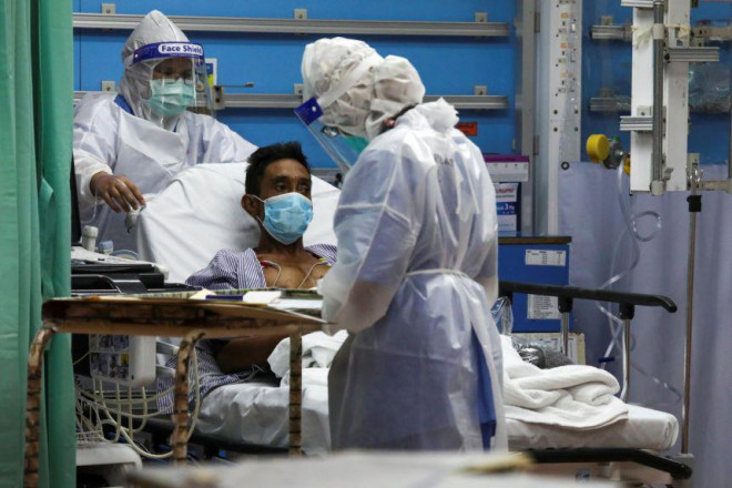 Malaysia sắp hết giường bệnh trong ICU dành cho bệnh nhân Covid-19. Ảnh: Reuters