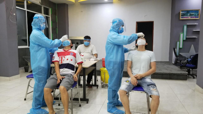 Nhân viên y tế Trung tâm y tế TP Thủ Đức lấy mẫu xét nghiệm trong cộng đồng tại khu lưu trú công nhân, khu chế xuất Linh Trung 2. Ảnh: H.T