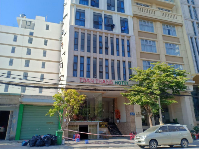 Đoàn khách 160 người tạm trú tại khách sạn để tiếp tục sàng lọc, xác minh thông tin