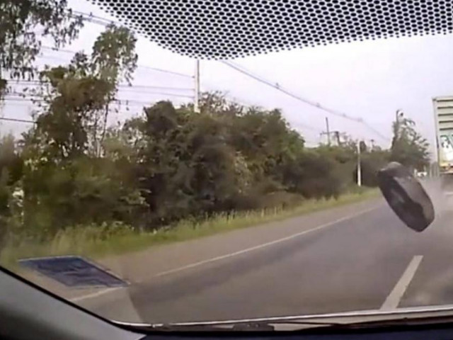 Ô tô - Xe tải đang đi rụng bánh văng móp đầu xe con phía sau