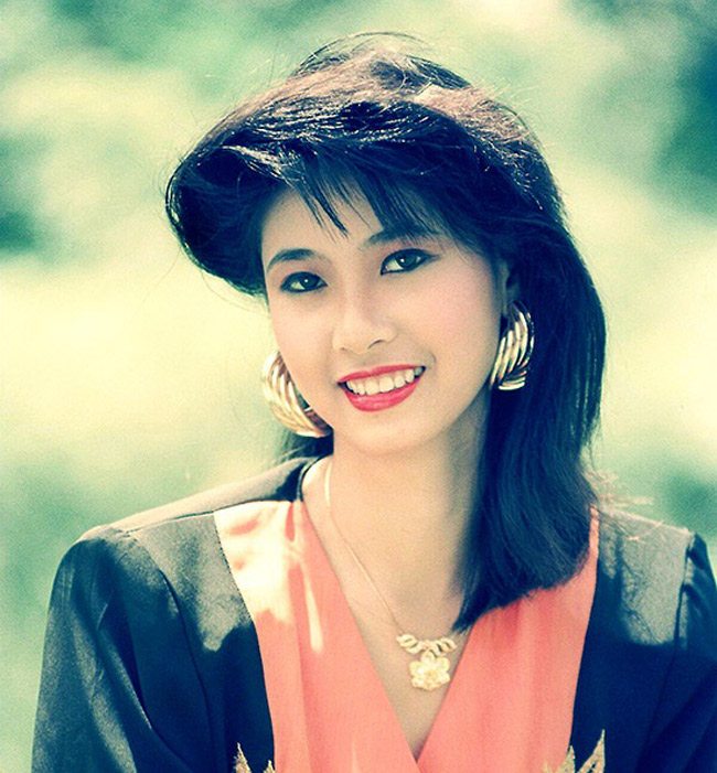 Trong "Áo lụa Hà Đông", hoa hậu Hà Kiều Anh cũng đảm nhận một vai phụ tên Nhài. Sinh năm 1976, Hà Kiều Anh đăng quang hoa hậu Việt Nam năm 1992. Cuộc đời cô bước sang trang mới khi đăng quang. Người đẹp còn tham gia điện ảnh với những vai phụ.
