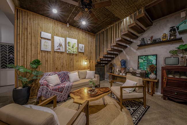 Nội thất của căn nhà chủ yếu được sử dụng các vật liệu gỗ tự nhiên, vừa mộc mạc vừa gần gũi với kí ức của cặp vợ chồng.
