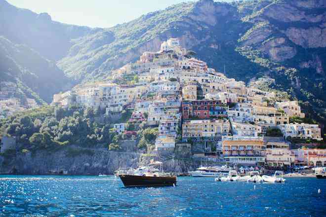 Đến Capri, du khách có thể bơi lội dưới làn nước xanh ngọc bích đặc trưng của vùng biển Địa Trung Hải, khám phá những làng quê mang nét cổ xưa ven biển. Ảnh: Croaziere.