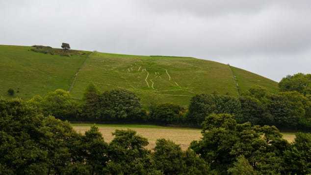Bức vẽ ''Người khổng lồ Cerne'' xuất hiện trên một sườn đồi ở tây nam nước Anh.