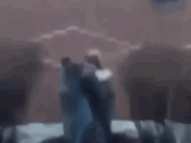 Media - Clip: Bị "cắm sừng", nam thanh niên vác bạn gái ném vào thùng rác