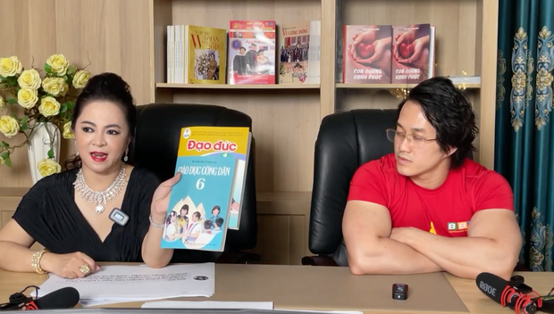 Phản ứng của Gia Bảo sau khi được bà Phương Hằng gửi tặng sách Đạo đức - 1