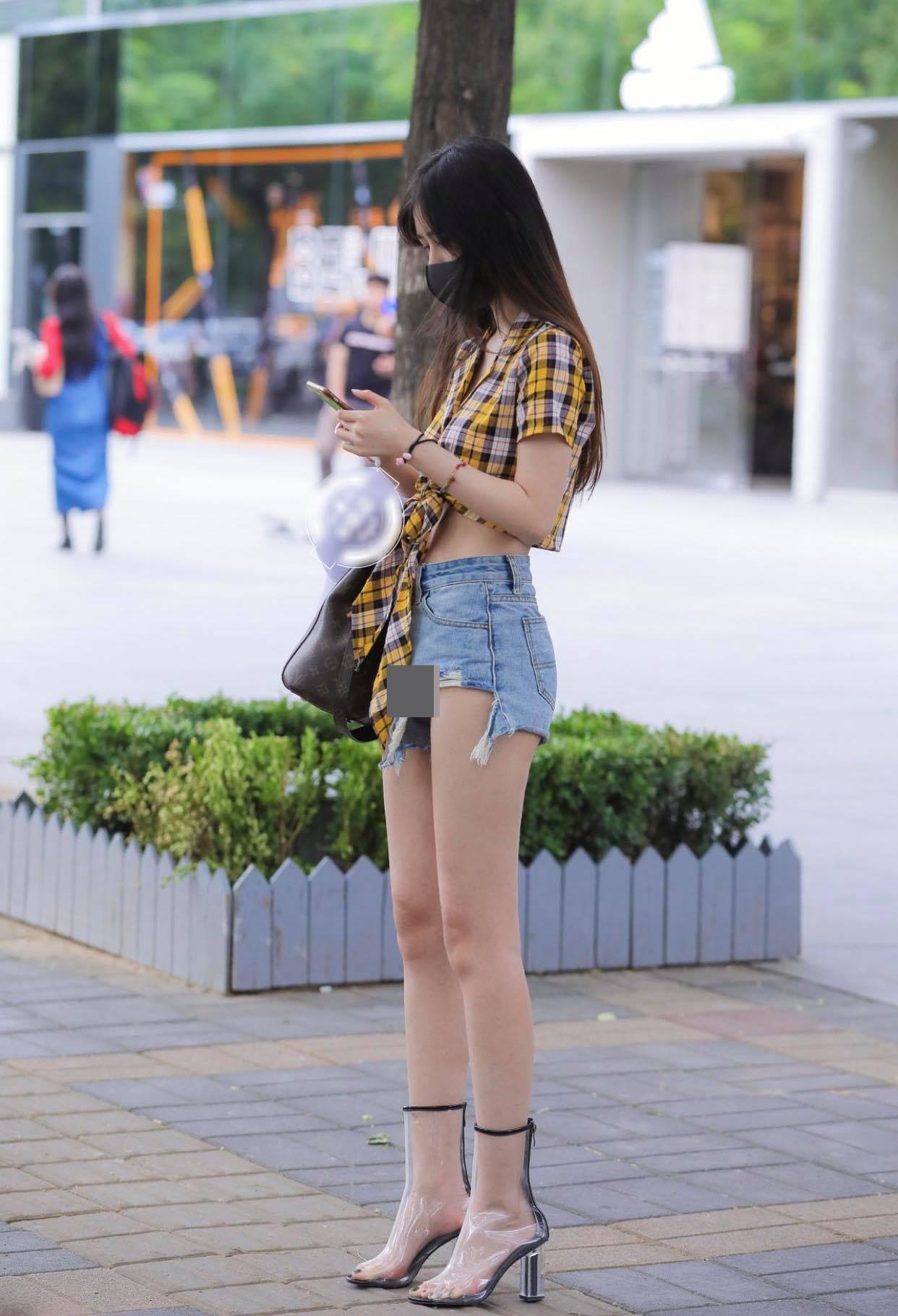 Quần hot pants là hot item được nhiều cô gái ưa chuộng.