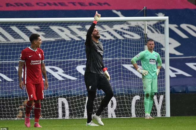 Khoảnh khắc điên rồ mà thủ môn Alisson tạo ra giúp Liverpool sáng cửa trở lại top 4