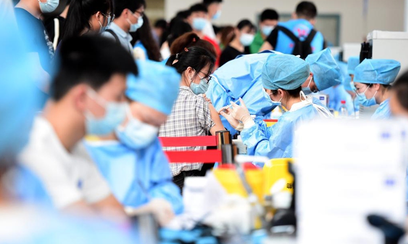 Người dân Trung Quốc đổ xô đi tiêm vaccine ở tỉnh An Huy.
