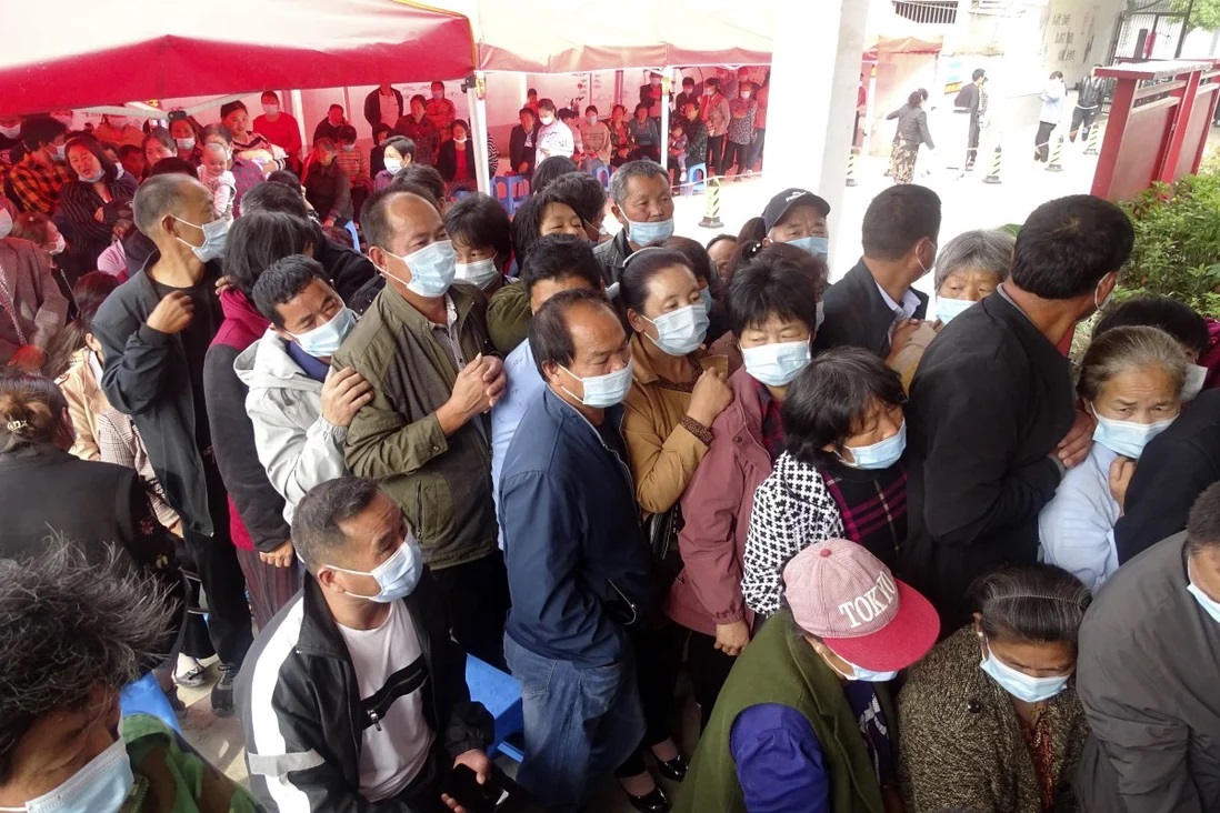 Người dân chen chúc xếp hàng để được tiêm vắc-xin Covid-19 tại điểm tiêm chủng đại trà ở huyện Linquan, tỉnh An Huy, hôm 13/5. Ảnh: AP