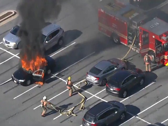 Bạn trẻ - Cuộc sống - Thanh niên chết hụt vì vừa xịt nước rửa tay vừa hút thuốc trong xe