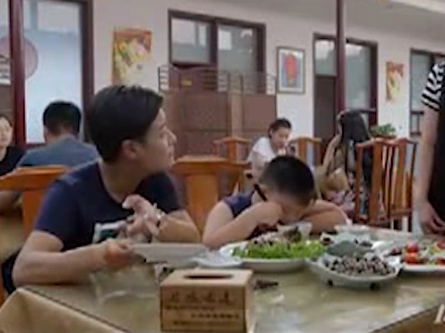 Cười 24H - Các mẹ thấy các bố dẫn con đi ăn thì nhớ cẩn thận nhé