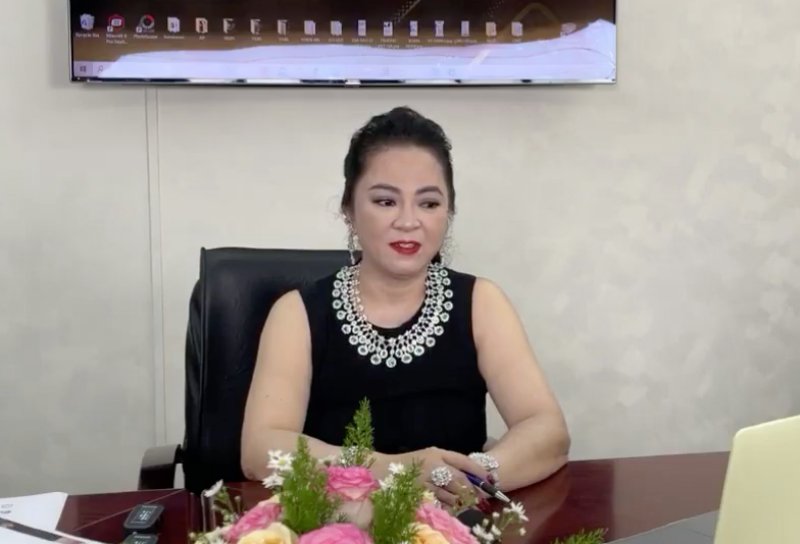 Bà Phương Hằng phản hồi khi bị Vy Oanh "cà khịa" về số tiền 1.000 tỷ hiến tặng để phòng dịch.