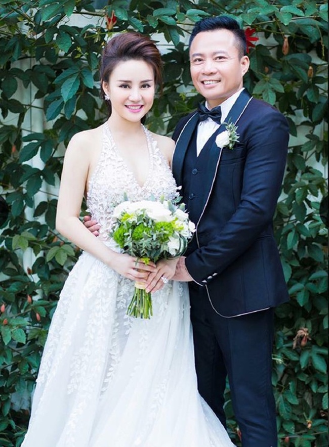 Vy Oanh đăng ký kết hôn với doanh nhân Lê Thiện - đại gia Việt kiều Mỹ, hơn cô 15 tuổi. Cặp đôi có với nhau 2 mặt con.
