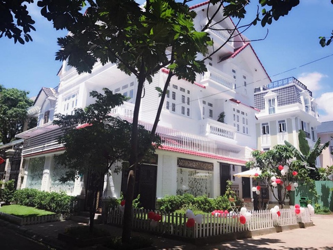 Hiện tại, hai vợ chồng Vy Oanh sinh sống tại căn biệt thự xa hoa ở trung tâm Quận 1, Tp.HCM có giá trị khoảng 40 tỷ đồng. Ngôi nhà được thiết kế theo phong cách châu Âu cổ điển, bên ngoài sơn màu trắng toát lên sự sang trọng chủ chủ nhân.
