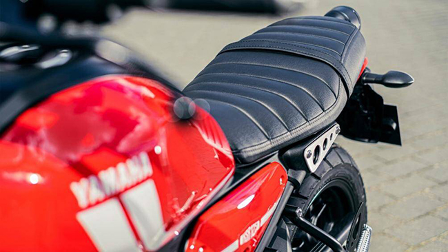 Giống như nhiều mẫu mô tô café racer trên thị trường, yên xe của XSR cũng có thiết kế dạng liền từ trước ra sau