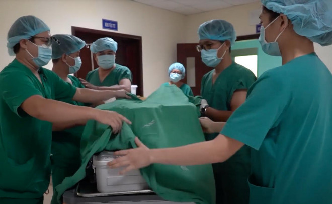 Các y bác sĩ vận chuyển tạng của người hiến ra xe về Bệnh viện Chợ Rẫy, TP.HCM. Ảnh: Bệnh viện cung cấp