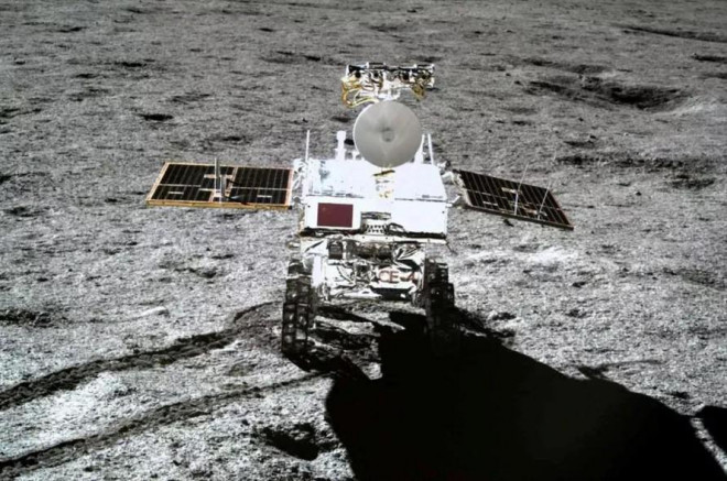 Tàu đổ bộ Yutu 2 lại tiếp tục khám phá Mặt trăng.