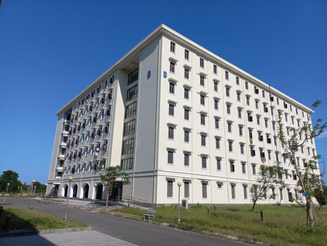 Khu cách ly T4 tại Trường Nghiệp vụ thuế (nằm ở xã Phú Thượng, huyện Phú Vang, tỉnh Thừa Thiên - Huế) đang là nơi cách ly tập trung cho 530 công dân.