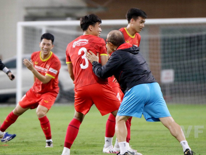HLV Park Hang-seo sẽ loại 10 cầu thủ trước khi hành quân sang UAE. Ảnh: VFF