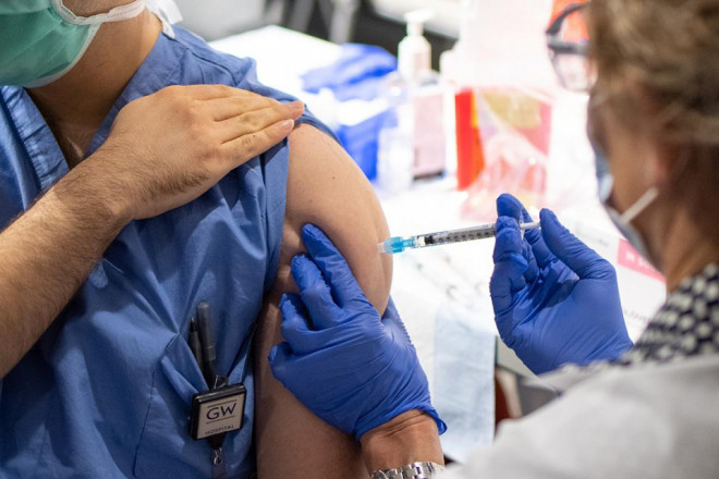 Một tình nguyện viên được tiêm thử nghiệm vắc-xin Sanofi-GSK tại Trường ĐH George Washington (Mỹ) Ảnh: George Washington Today