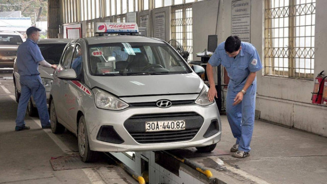 Trường hợp xe còn hạn kiểm định, chủ xe không cần đưa xe đi đăng kiểm lại khi đổi biển số, chuyển đăng ký xe