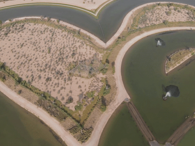 Du lịch - Hồ nước hình trái tim nằm giữa sa mạc