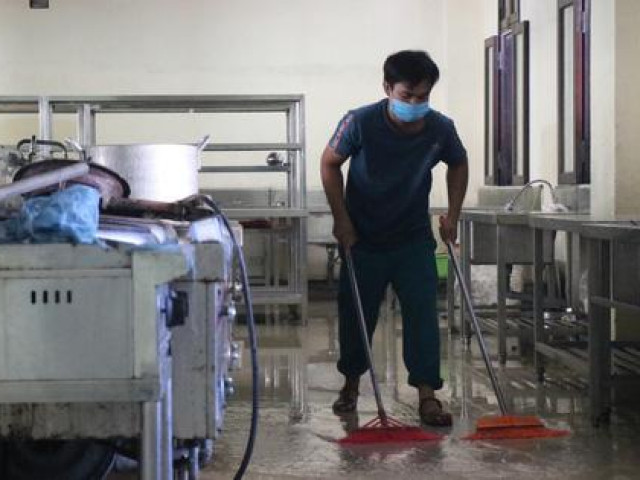 Sức khỏe đời sống - Cận cảnh bên trong bếp ăn quân đội phục vụ hàng trăm công dân ở khu cách ly ở Huế