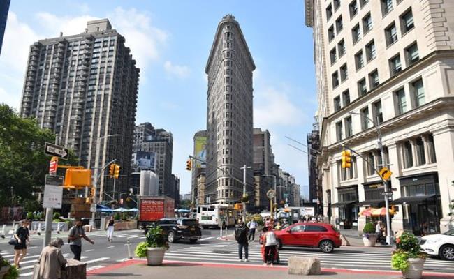 Tòa Flatiron là điểm ngắm cảnh và thu hút đông đảo du khách ở quận Manhattan, New York. Ước tính, chi phí xây dựng của công trình này lên tới 190 triệu USD.
