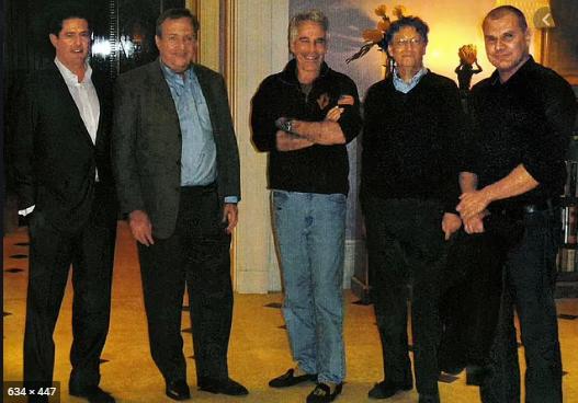 Tỉ phú ấu dâm Jeffrey Epstein và ông Bill Gates (thứ 3, thứ 4 từ trái sang). Ảnh: Daily Mail