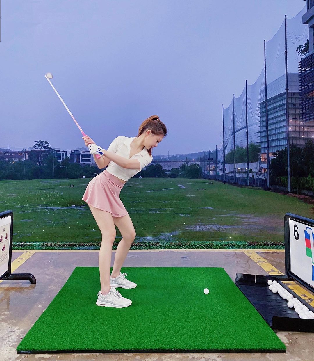 Hình ảnh về một cô gái chơi golf được lan truyền trên mạng xã hội.