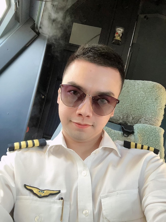 Tuy nhiên, sau khi trải qua nhiều biến cố, Hà Duy chuyển hướng sang làm phi công, hiện đang làm việc cho hãng hàng không Quốc gia Việt Nam.
