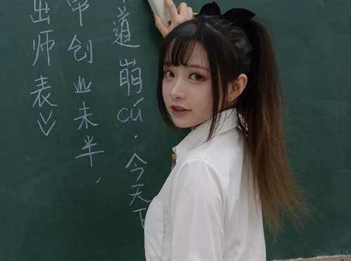 Nữ giáo viên mặc đồng phục nữ sinh Nhật Bản đi dạy khiến phụ huynh chỉ trích thậm tệ - 2