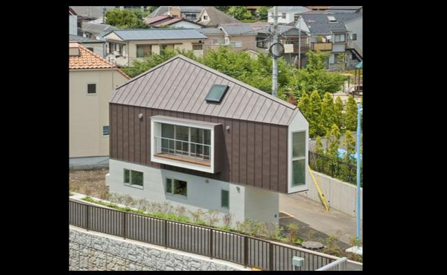 Căn nhà này được xây dựng trên một mảnh đất chéo vát hình thang, diện tích chỉ vỏn vẹn 29m2. Công trình tọa lạc ở Horinouchi, Suginami, Tokyo (Nhật Bản). 
