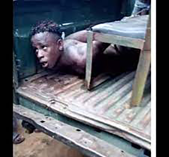 Agaezichi bị dân làng tấn công sau khi có ý định chạy trốn vì đã sát hại mẹ.