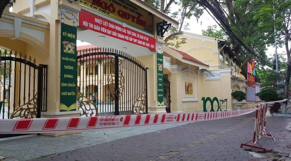 Lực lượng chức năng lập rào chắn Trường THPT Ngô Quyền (Hải Phòng), nơi vừa ghi nhận 1 ca mắc COVID-19 là nữ giáo viên