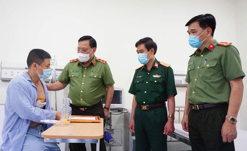 Trung tướng Nguyễn Hải Trung thăm hỏi, động viên tài xế Minh trong bệnh viện.