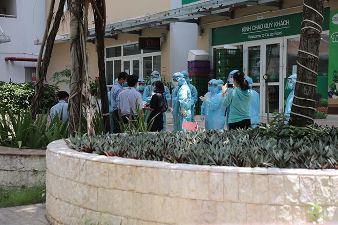 HCDC thông tin, 4 người sống chung nhà với trường hợp này đã được cách ly, lấy mẫu xét nghiệm. Điều tra truy vết được 61 người tiếp xúc người này tại nơi làm việc, 17 người tiếp xúc với người vợ tại nơi làm việc. Các trường hợp tiếp xúc chuyển cách ly, lấy mẫu xét nghiệm.