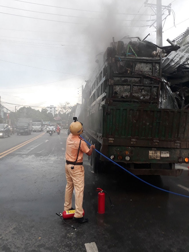 Xe đầu kéo bốc cháy trên đường và hành động kịp thời của trung úy CSGT - 1