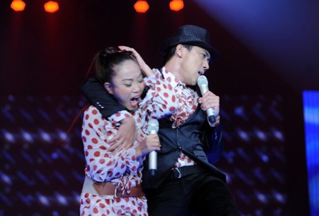 Có lần khi đang biểu diễn trên sân khấu, Trấn Thành đặt hẳn tay lên vòng 1 ca sĩ Đoan Trang gây tranh cãi dữ dội.
