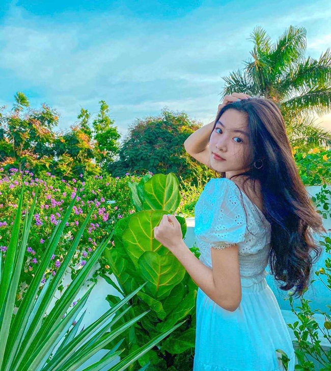 Ở tuổi 16, con gái nhà Quyền Linh ngày càng ra dáng thiếu nữ. Thậm chí, nhiều người hâm mộ còn cho rằng, nhóc tỳ sở hữu khí chất, thần thái của một Hoa hậu trong tương lai.