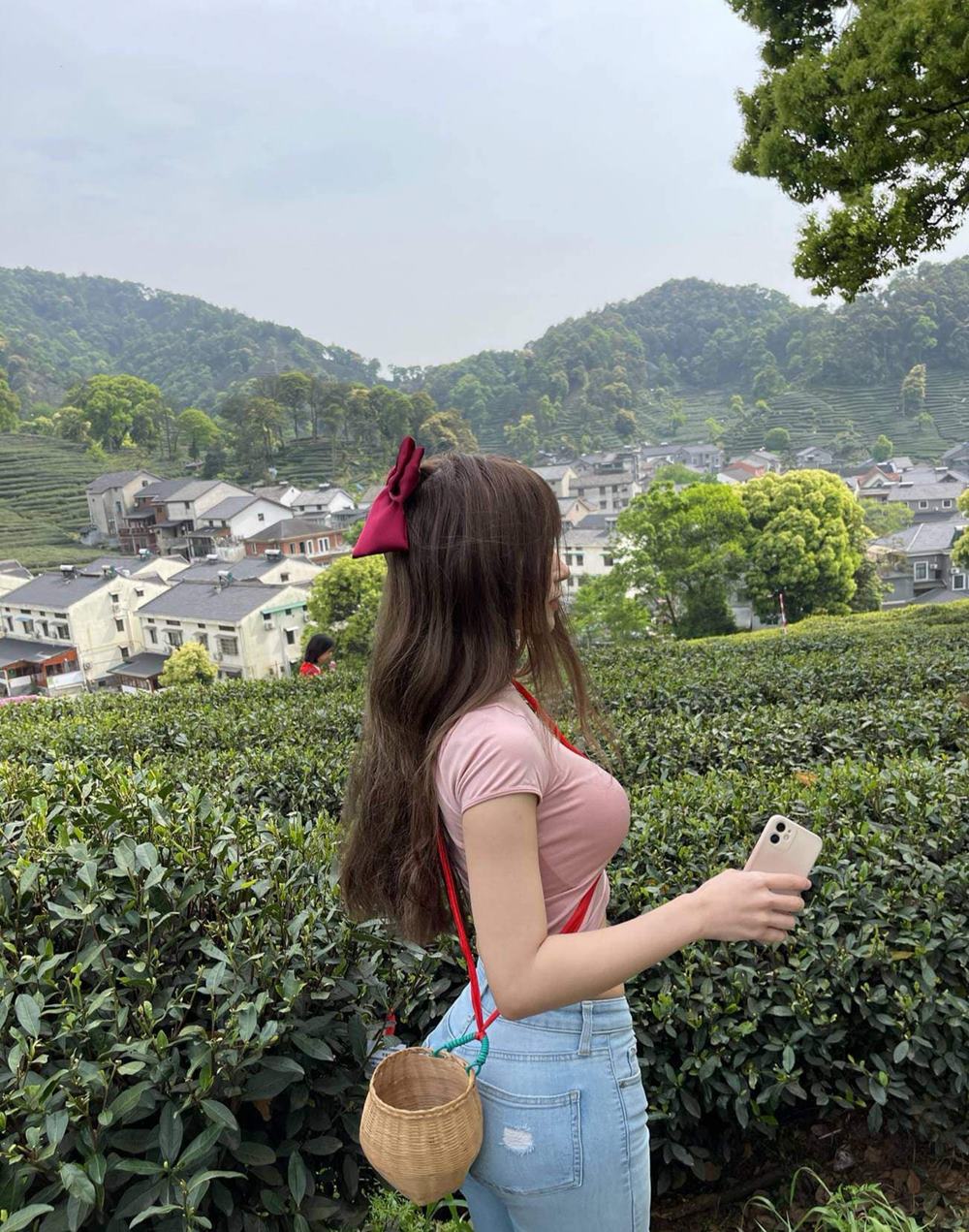 Cô gái Hàng Châu thu hút ánh nhìn khi đến đồi chè trải nghiệm công việc.