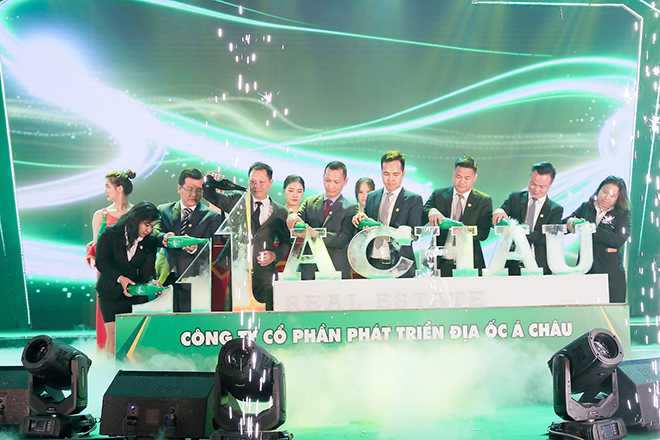 Ban lãnh đạo Địa ốc Á Châu trong khoảnh khắc công bố bộ nhận diện thương hiệu mới, đánh dấu một giai đoạn chuyển mình phát triển đầy hoài bão của công ty.